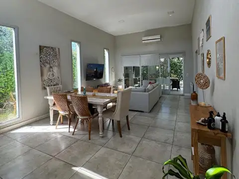 Casa 4 ambientes con 2 baños