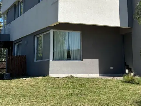 Venta de Casa en Barrio Privado Santa Elena, Pilar del Este