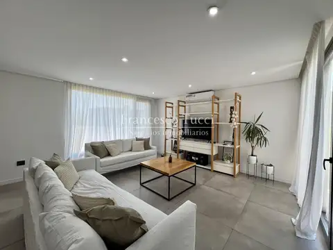 Casa en Venta con 6 cocheras