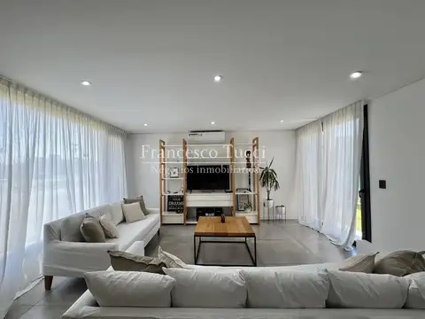 Casa 5 ambientes con 4 baños