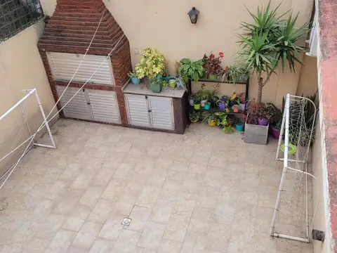 Casa 6 ambientes con 2 baños