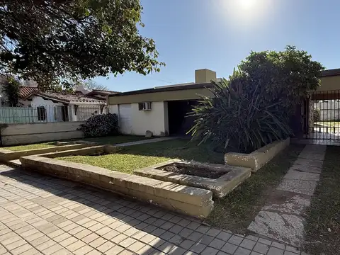 VENTA – Casa de 3 dormitorios con gran lote y quincho en Urca