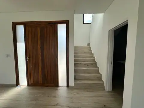 Casa en Venta con 3 cocheras