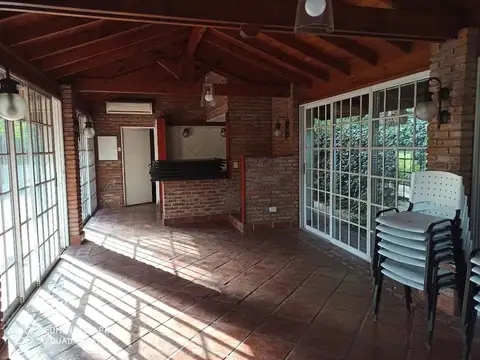 Inmejorable parque con propiedad apto fines comerciales - Casa quinta   Lote.