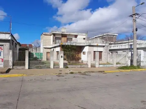 CASA  5 AMBIENTES CON LOCAL CRUCE VARELA