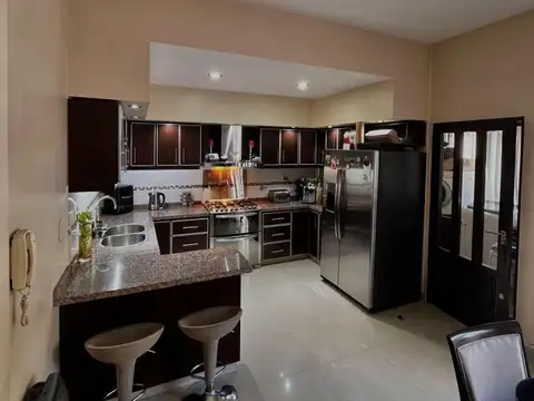 Casa en Venta con 3 cocheras