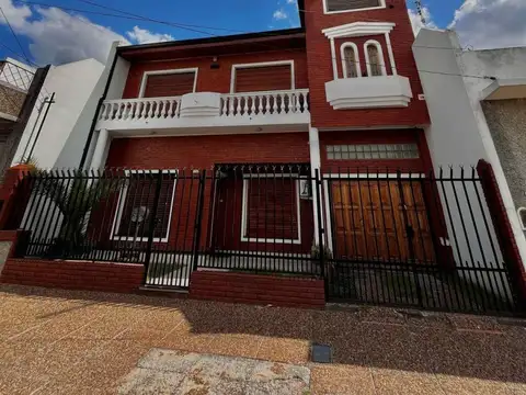 Casa en Lote Propio de 10 X 42 con Piscina y Quincho