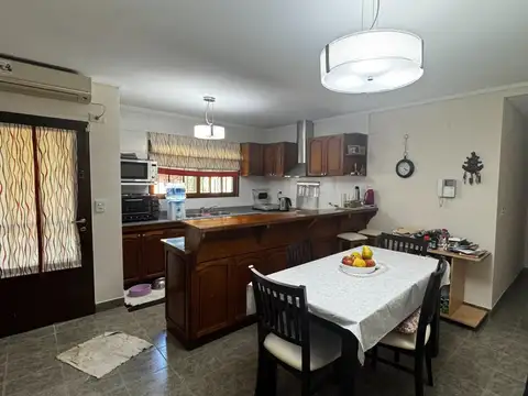 Casa en Venta con 3 cocheras