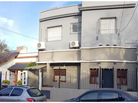 Argelia al 2700 PH sin expensas Piso 1 x escalera. 2 plantas. Superficie total: 200 m2. Cubiertos: 200 m2. 2/3 dormitorios. 2 baños. 2 terrazas