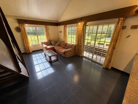 Casa 4 ambientes con 2 baños