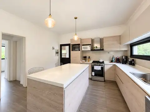 Casa 6 ambientes con 4 baños