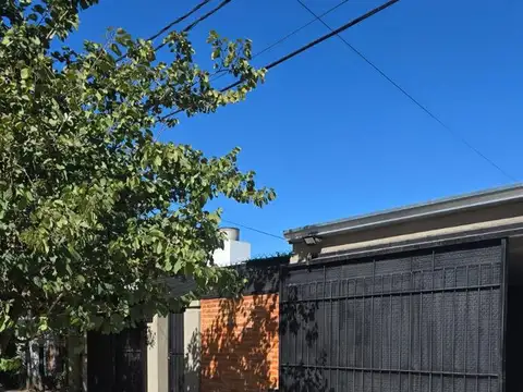 SE VENDE CASA DE 3 DORMITORIOS CON 2 COCHERAS!