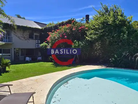 VENTA CASA EN LOTE PROPIO EN DOS PLANTAS CON JARDÍN, PISCINA, QUINCHO Y GARAJE – OLIVOS