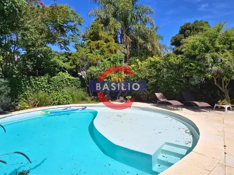 VENTA CASA EN LOTE PROPIO EN DOS PLANTAS CON JARDÍN, PISCINA, QUINCHO Y GARAJE – OLIVOS