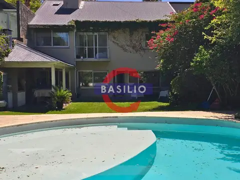 VENTA CASA EN LOTE PROPIO EN DOS PLANTAS CON JARDÍN, PISCINA, QUINCHO Y GARAJE – OLIVOS