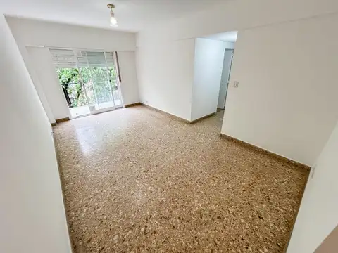Depto 4 amb con balcon a 2 cuadras Rivadavia