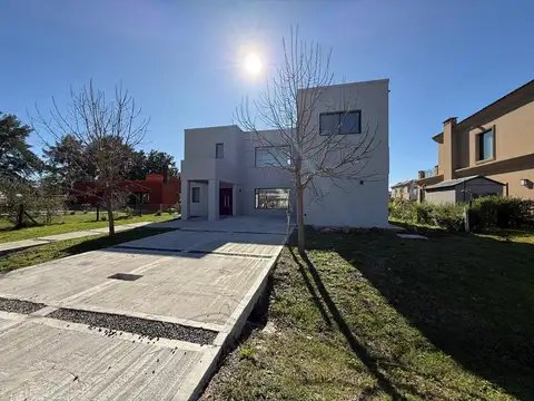 Casa 5 ambientes con 4 baños