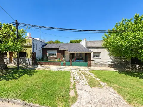 CASA DE 3 AMBIENTES CON COCHERA Y JARDIN A MODERNIZAR EN VENTA. FLORIDA OESTE