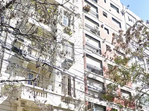 Lavalle al 1500 y Montevideo. Piso 2. Lateral. Monoambiente recién reciclado. 30 m2 totales y cubiertos. Muy luminoso. Cocina independiente. Conexión lavarropas. Tiene gas. Apto profesional.
