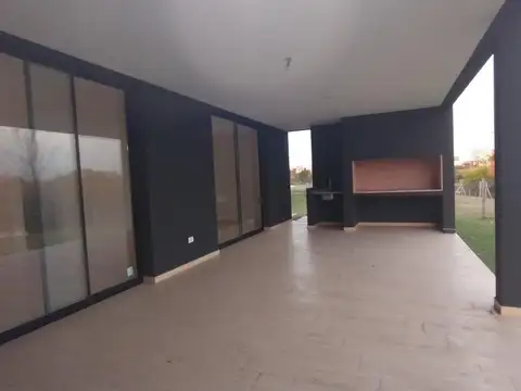Casa 5 ambientes con 4 baños