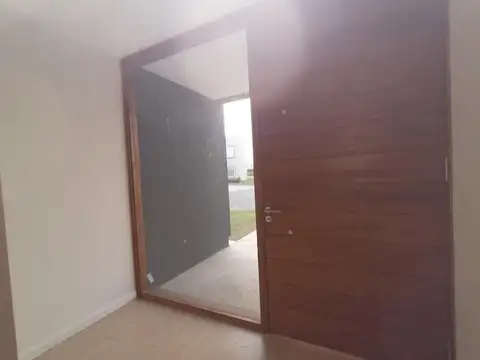 Casa en Venta con 4 cocheras