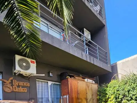 VENTA - Departamento 2 ambientes con Jardín Privado, Parrilla, Pileta y Cochera en Villa Real