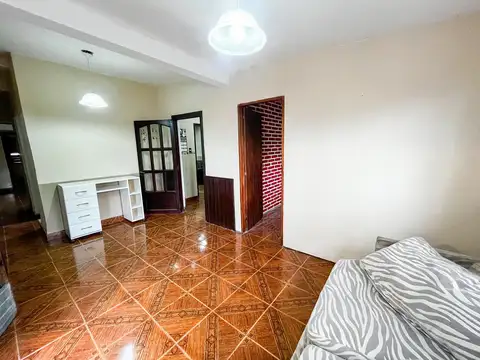 Casa 6 ambientes con 2 baños