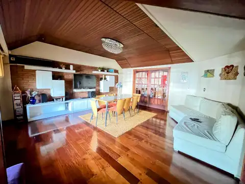 Casa 6 ambientes con 4 baños