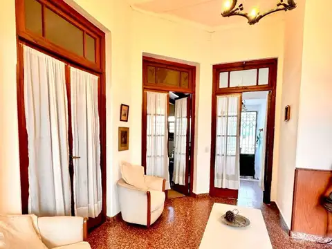 Casa 8 ambientes con 3 baños