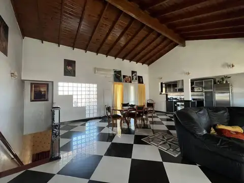 EXCELENTE CASA DE 5 AMBIENTES EN 3 PLANTAS
