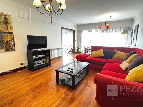 Piso en venta en Mar del Plata. Frente a Plaza Mitre. Cochera. Baulera