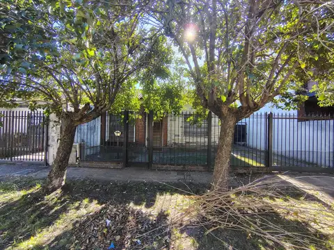 CASA LOTE PROPIO EN CASTELAR A REFACCIONAR