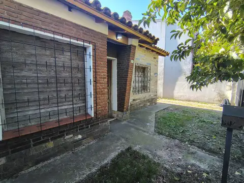 CASA LOTE PROPIO EN CASTELAR A REFACCIONAR