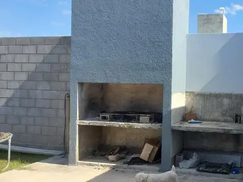 Casa 6 ambientes con 2 baños