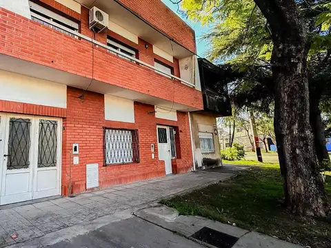 Casa  tres dormitorios con terraza y patio
