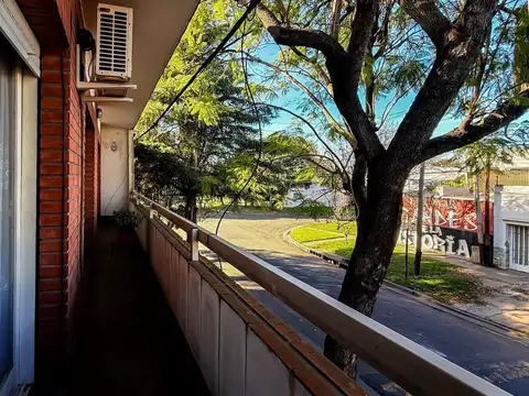 Casa  tres dormitorios con terraza y patio
