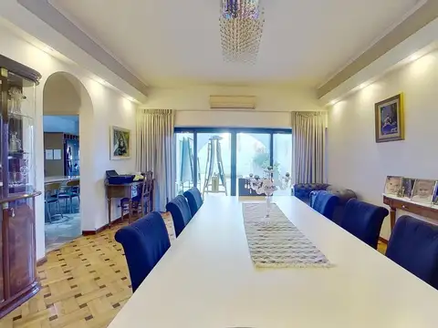 Casa en Venta con 4 cocheras