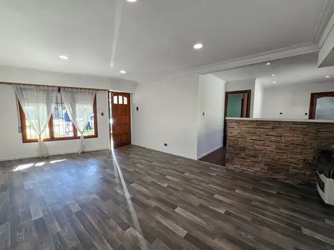 Chalet 3 amb. con parque y garage -  Canadá y Rivadavia