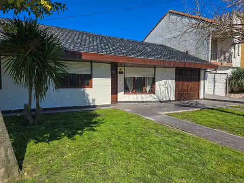 Chalet 3 amb. con parque y garage -  Canadá y Rivadavia