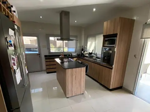 Casa en Venta con 4 cocheras