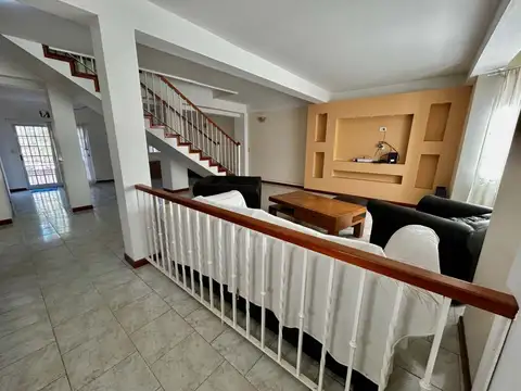 Casa 6 ambientes con 2 baños