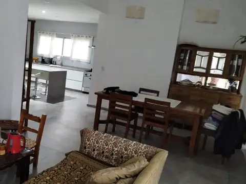 Casa 6 ambientes con 3 baños
