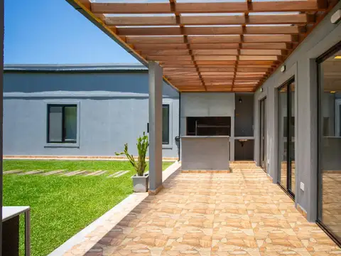 Casa 4 ambientes con 2 baños