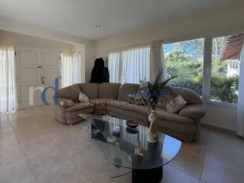 Casa 6 ambientes con 4 baños