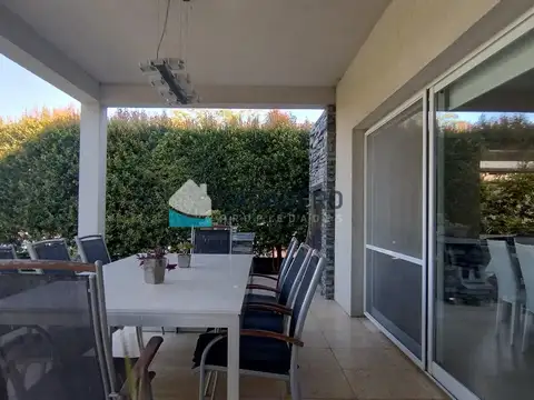 Casa 6 ambientes con 4 baños