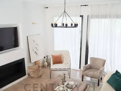 Bellísima casa al agua en Puertos del Lago barrio Ceibos.