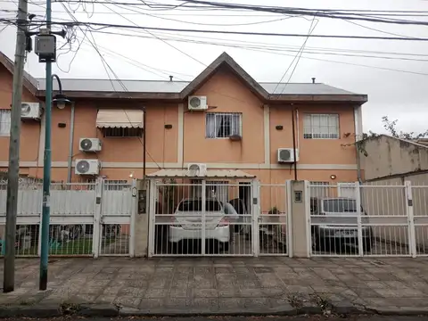 VENTA DE DUPLEX DE 3 AMBIENTES EN CARAPACHAY