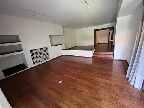 Importante casa sobre W Paunero de 4 dorm y quincho