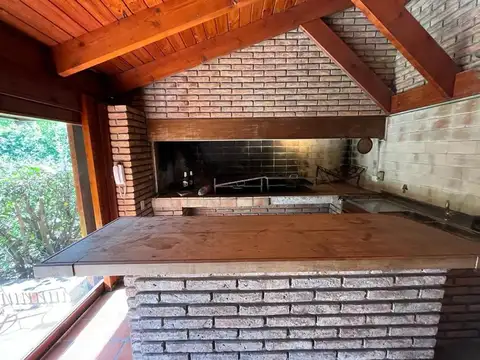 Casa en Alquiler con 2 cocheras