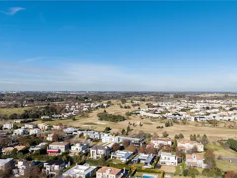 Venta de exclusivo lote en Golf con excelente luminosidad en barrio con full amenities